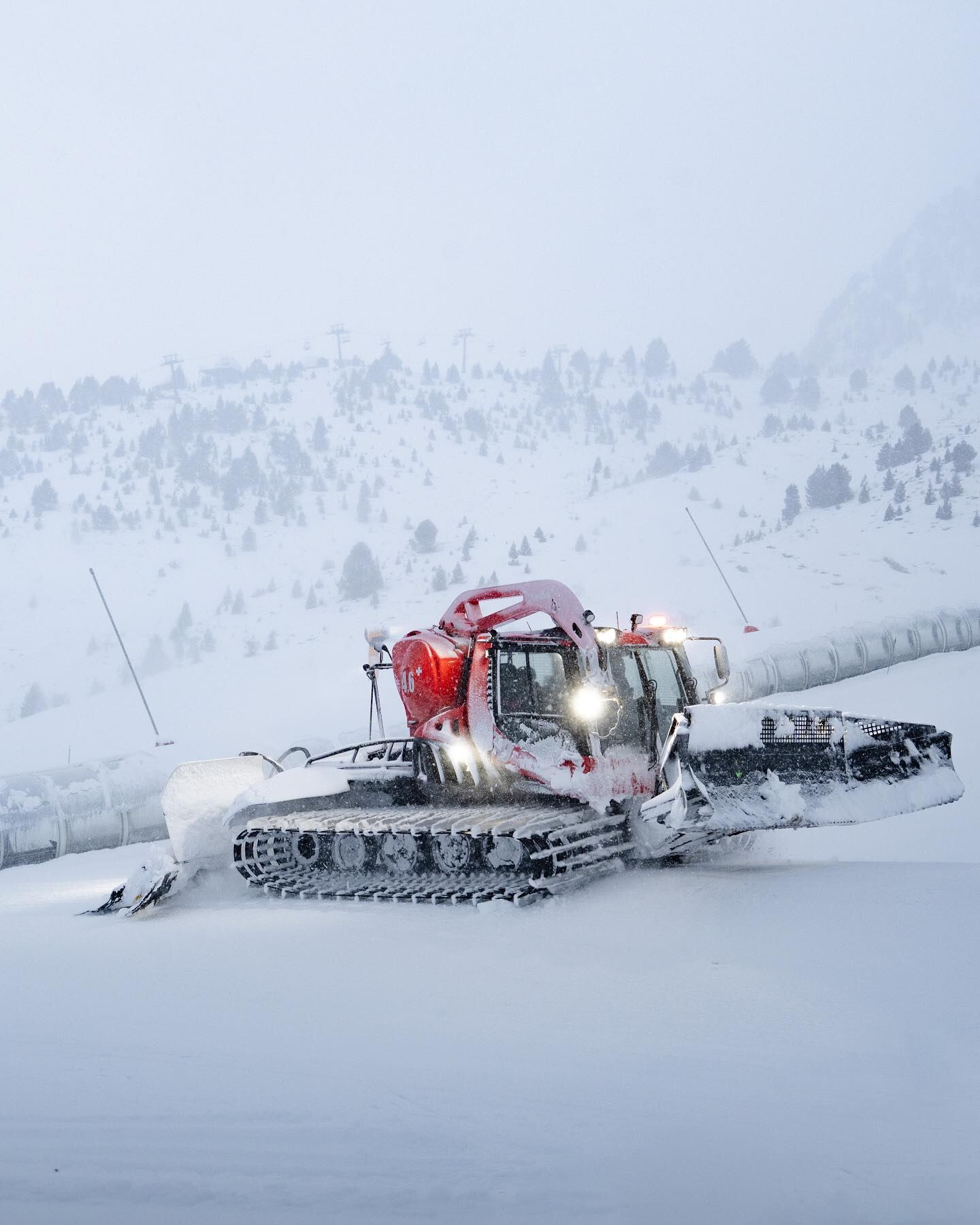 Máquina pisa pistas en Aramón Formigal