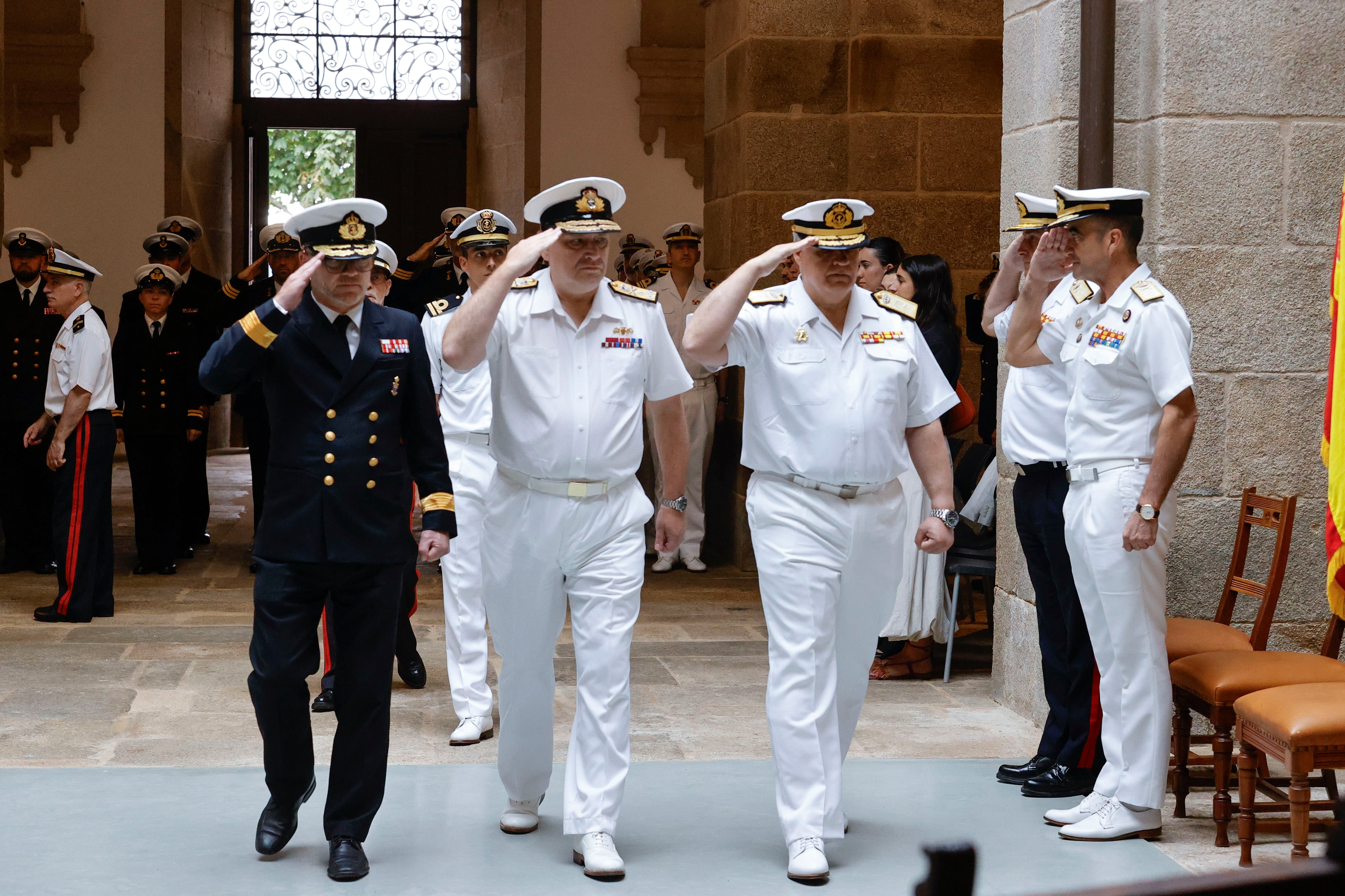 FERROL, 11/07/2024.- El comandante del Mando Marítimo de la OTAN, el almirante británico Michael Utley (centro), junto al contralmirante de la Armada española Joaquín Ruiz Escagedo (izquierda), durante el relevo del mando de la SNMG-1, una de las agrupaciones navales permanentes de la Alianza Atlántica, un acto en el que ha asumido su dirección el comodoro de la Marina de Dinamarca Bo Overgaard, este jueves en Ferrol. EFE/Kiko Delgado.