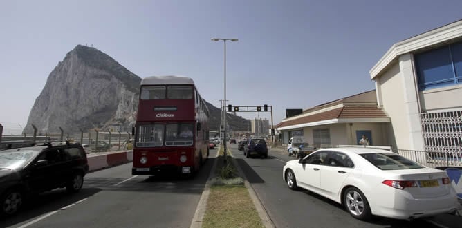 Varios vehículos cruzan el aeropuerto del Peñon este martes