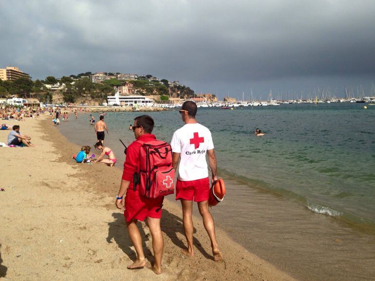 Dos socorristes en una platja de les comarques de Girona.