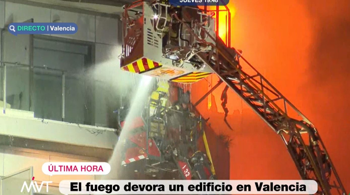 Imagen del rescate de dos personas en el incendio de un edificio de Valencia