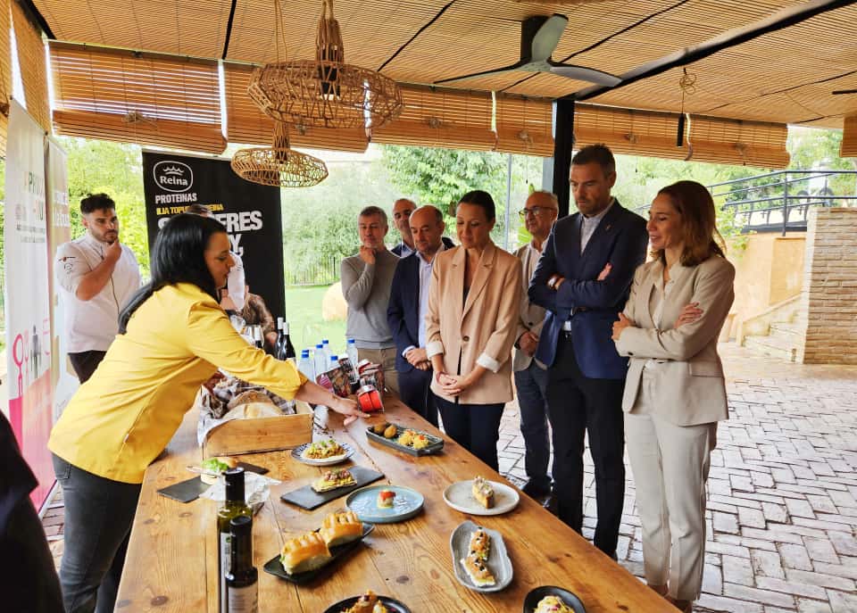 La consejera Carmen Conesa y el alcalde José Francisco García, durante la presentación de Las Cocinas del Jubileo