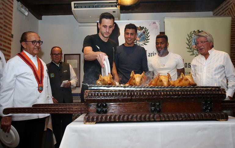 Kalinic partiendo el cochinillo