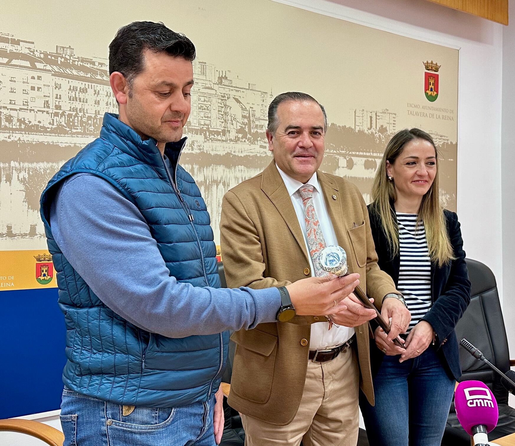 Alberto Acosta, ganador del Bastón de Mondas 2024 junto al alcalde de Talavera, José Julián Gregorio y Maipi Guerrero, concejala de Festejos.