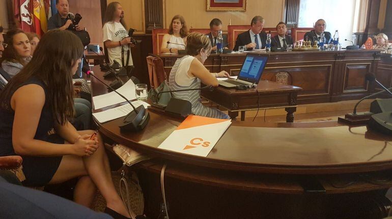 La portavoz de Ciudadanos, Gemma Villarroel, interroga al alcalde durante el pleno extraordinario en el Ayuntamiento de León 