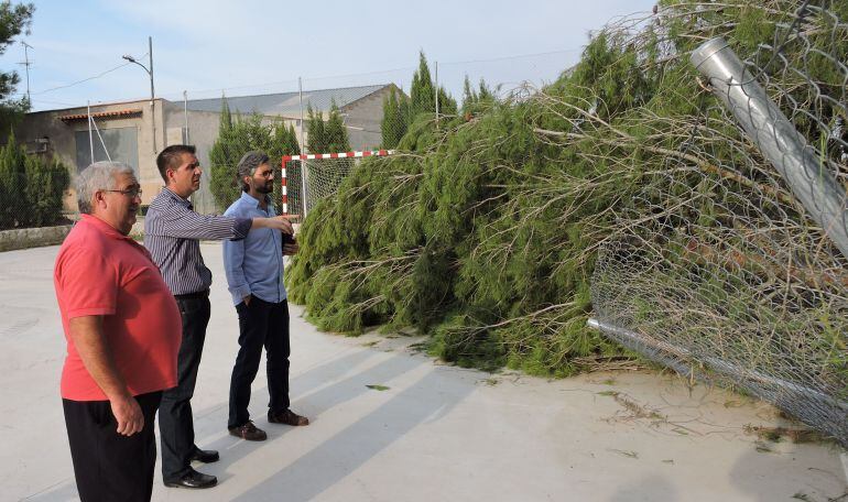 Santiago Cabañero, durante su visita a localidades afectadas por el granizo