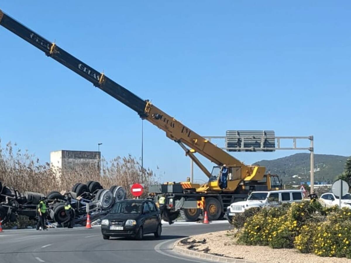 Un camión cargado de yeso vuelca en la rotonda de los podencos provocando importantes retenciones de tráfico en Ibiza