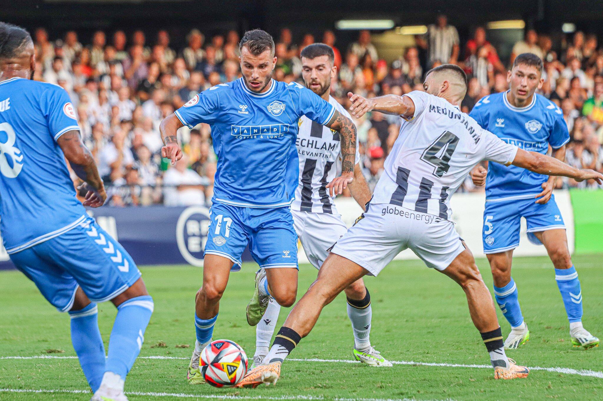 Pol Roigé, jugador del Intercity, intenta sortear al defensa del Castellón