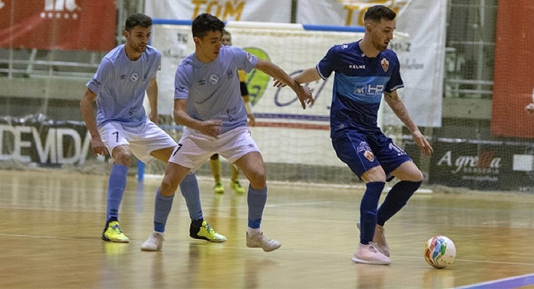 Zequi y Adri Pirata, ante un jugador del Elche en el duelo jugado en Santa Isabel