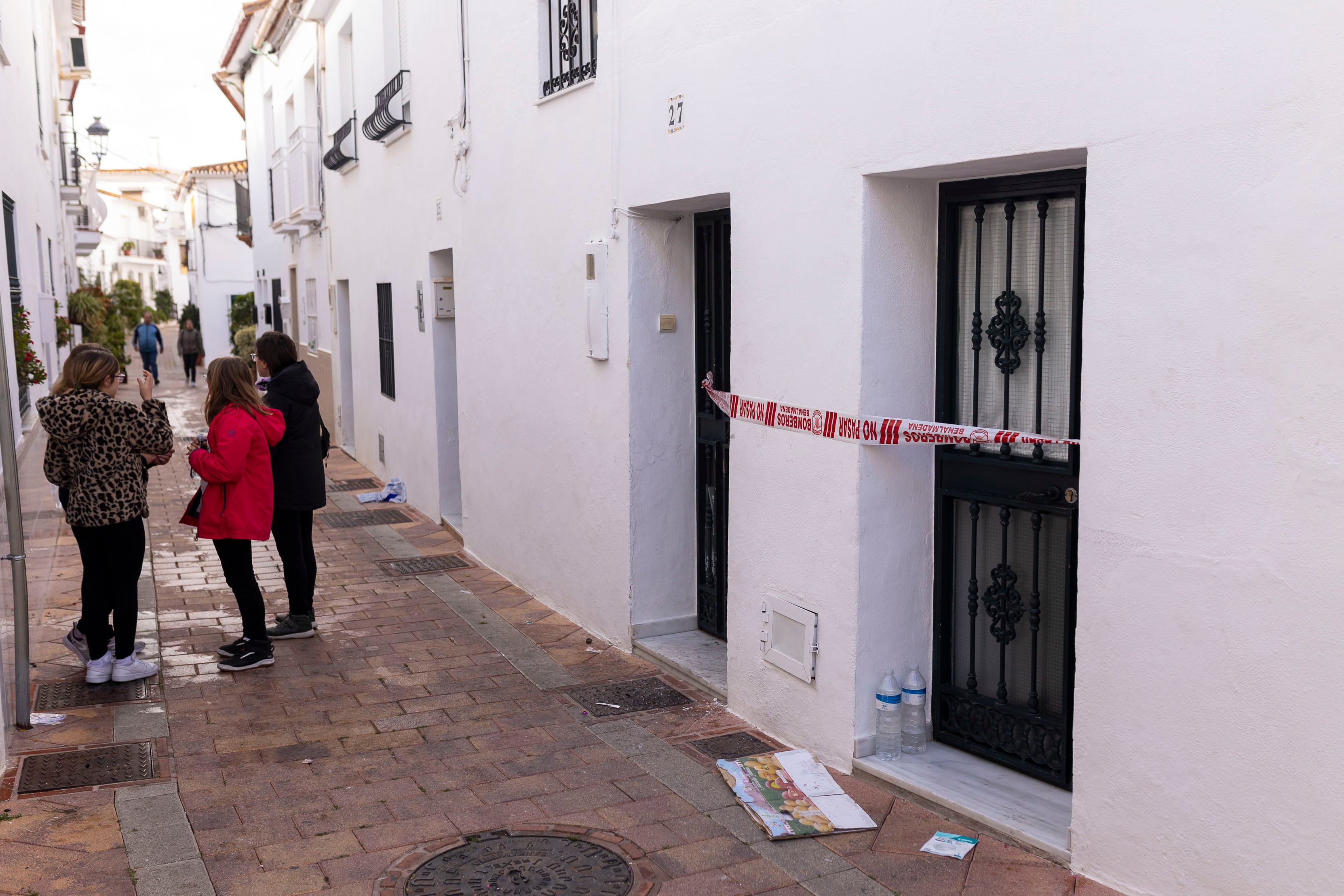 Málaga, 9 feb (EFE).- Un hombre ha sido detenido este domingo en la localidad malagueña de Benalmádena por presuntamente haber asesinado a su mujer en presencia de sus hijos. El detenido, de nacionalidad nigeriana, fue quien alertó de un incendio en su vivienda sobre las cinco de la madrugada pero cuando llegó la Policía encontró al hombre y a los hijos fuera del inmueble y ella dentro fallecida con signos de violencia, según han informado a EFE fuentes policiales. EFE/Carlos Díaz
