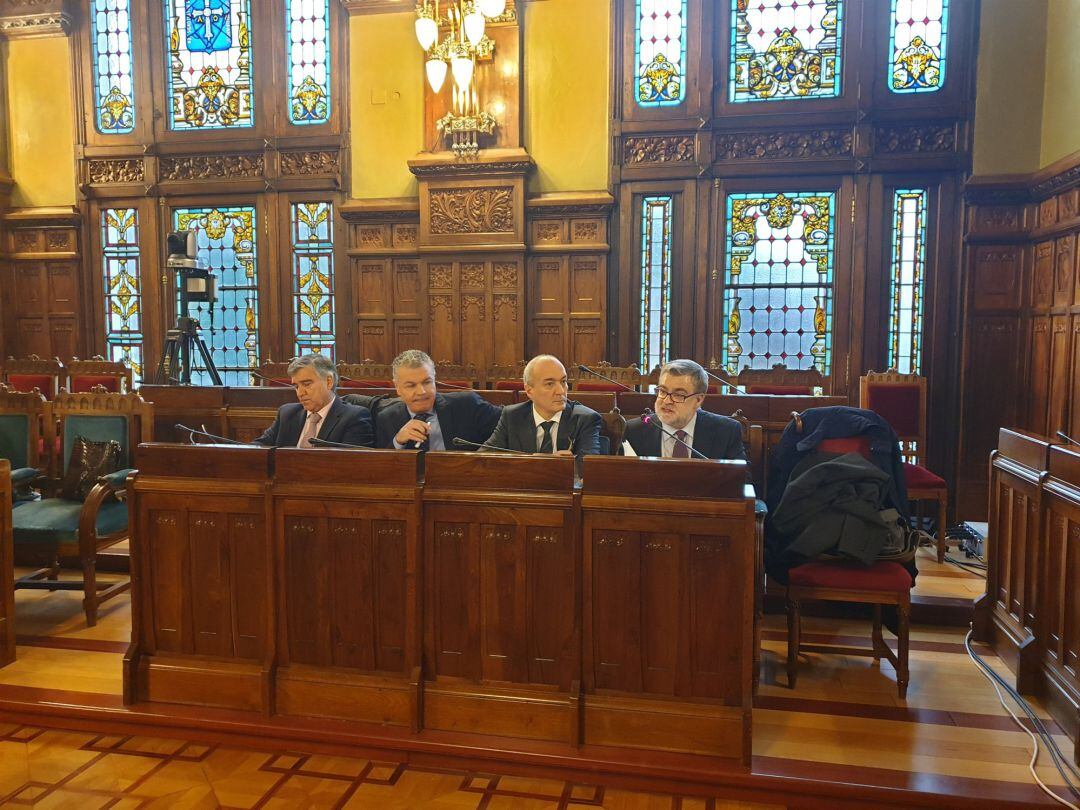 El presiente de FADE (segundo por la izquierda) considera que el proyecto del gobierno es "una oportunidad perdida" de avanzar en el crecimiento económico y la creación de empleo.