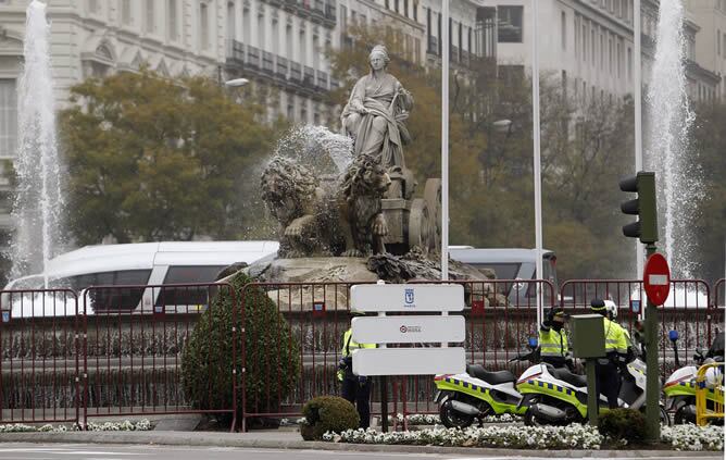 El Ayuntamiento de Madrid ha vallado la fuente de La Cibeles en previsión de que los aficionados del Real Madrid acudan a la misma a celebrar la victoria del partido de esta noche contra el Barcelona