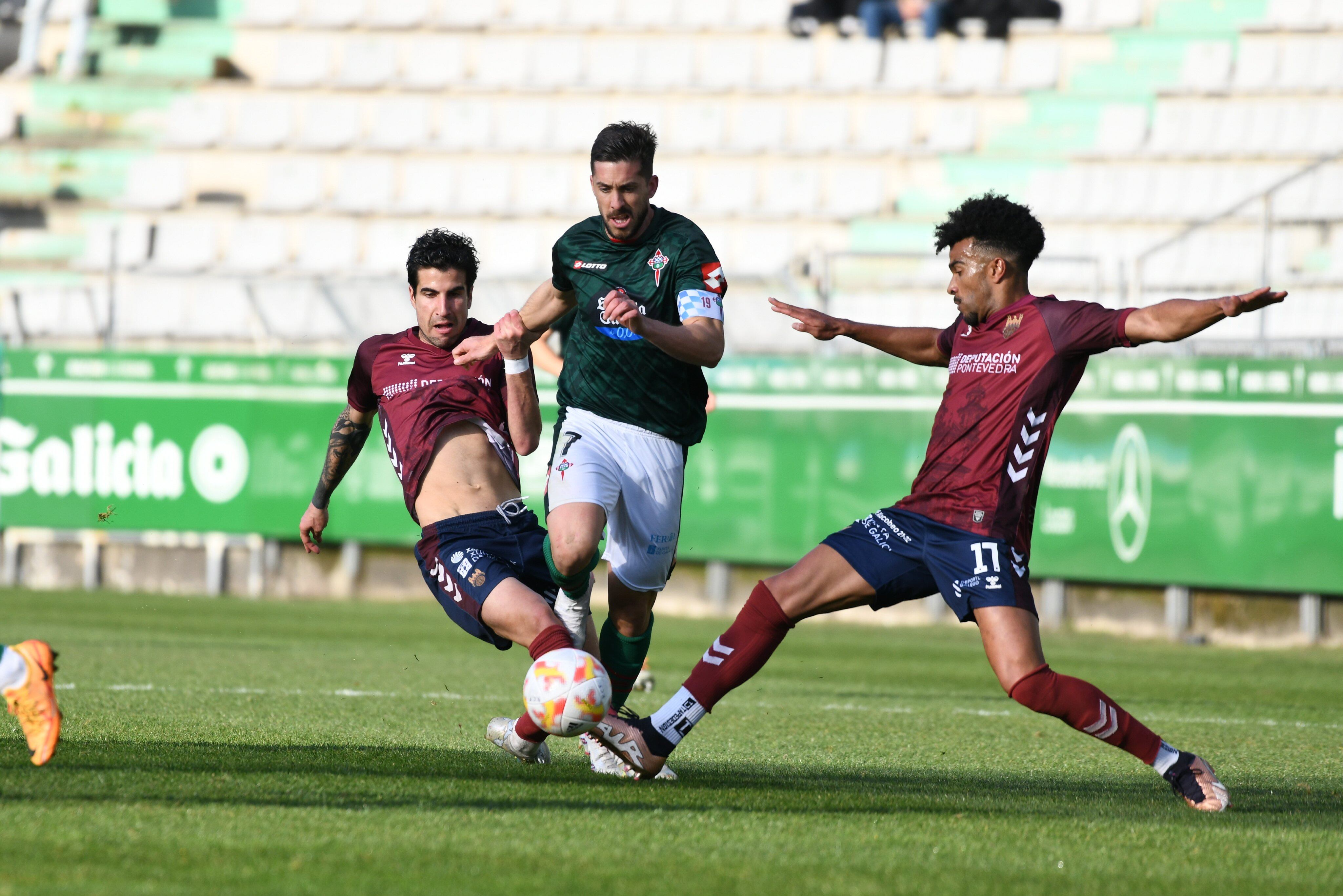 Heber Pena, entre dos rivales durante el Racing-Pontevedra de A Malata (foto: Mijanphoto Sports / Racing de Ferrol)