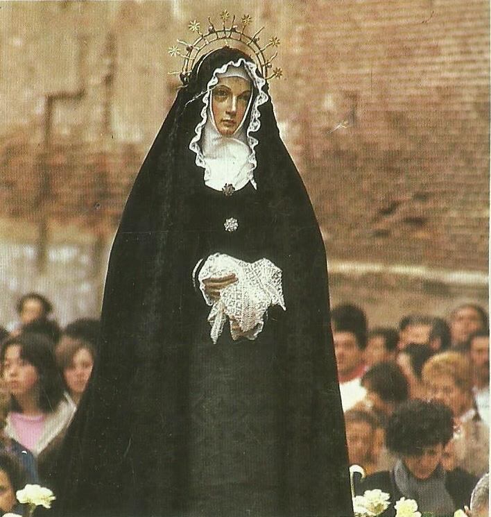 La imagen de Nuestra Señora de la Soledad recupera su manto