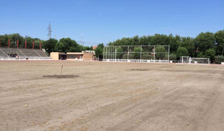 El antiguo campo del polideportivo municipal era de césped natural pero se encontraba en malas condiciones