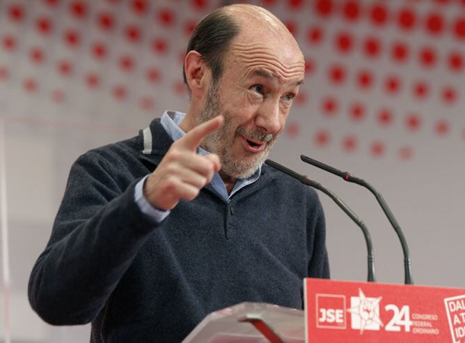 El secretario general del PSOE, Alfredo Pérez Rubalcaba, durante su intervención en la clausura del 24 Congreso de las Juventudes Socialistas