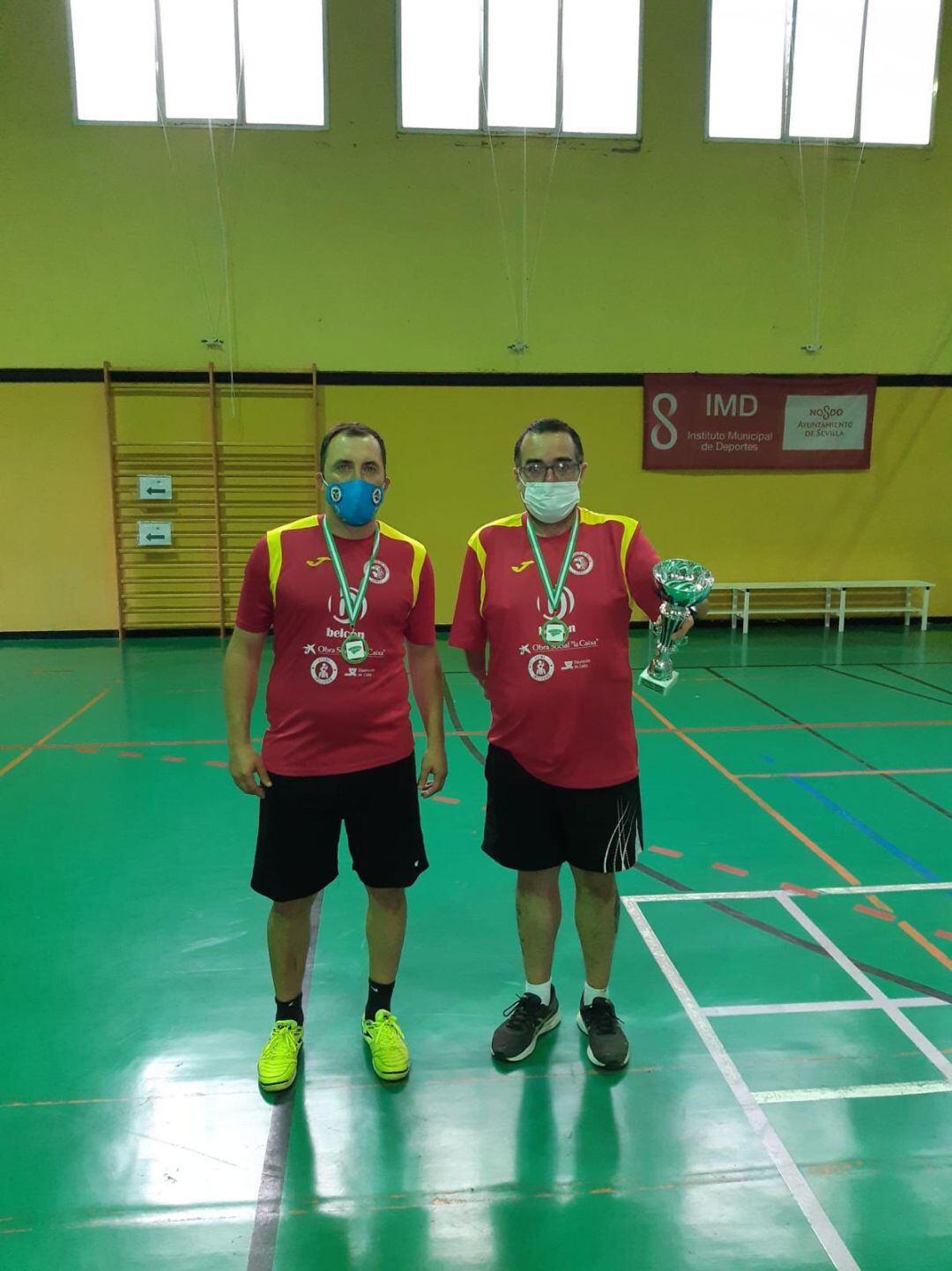 Juan Carlos González y Pedro Alberto Fernández posan con sus medallas