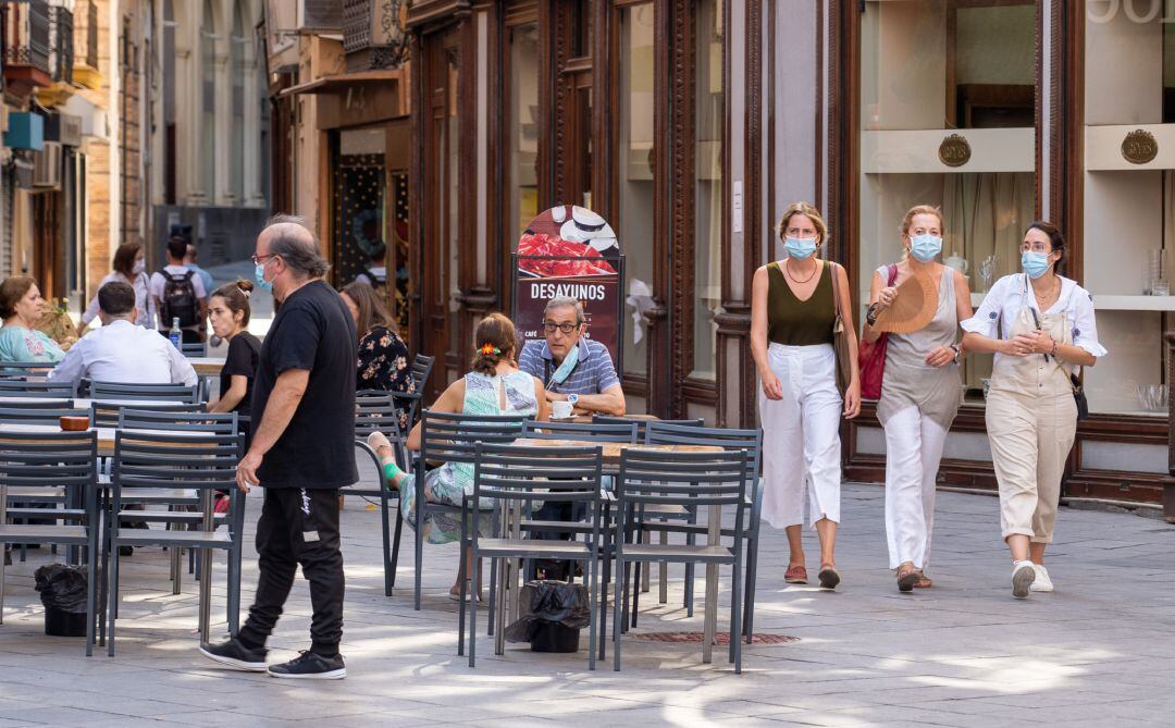 Tres ciudadanas pasean con mascarillas