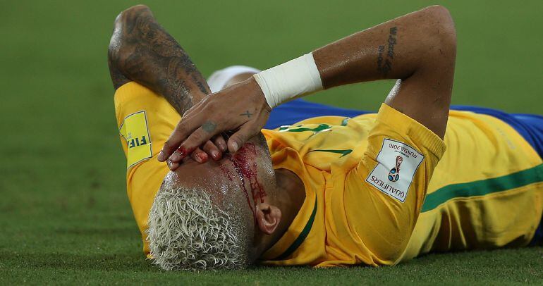 Neymar, tendido sobre el césped tras recibir el codazo de Duk