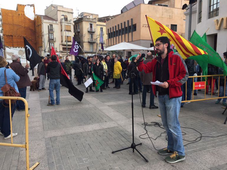 La concentració alternativa de la Comissió 1 de maig es va fer a la plaça de Barcelona sota una amenaça constant de pluja.