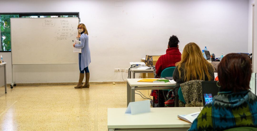 Curso de formacón para mujeres en el Urbalab de Gandia