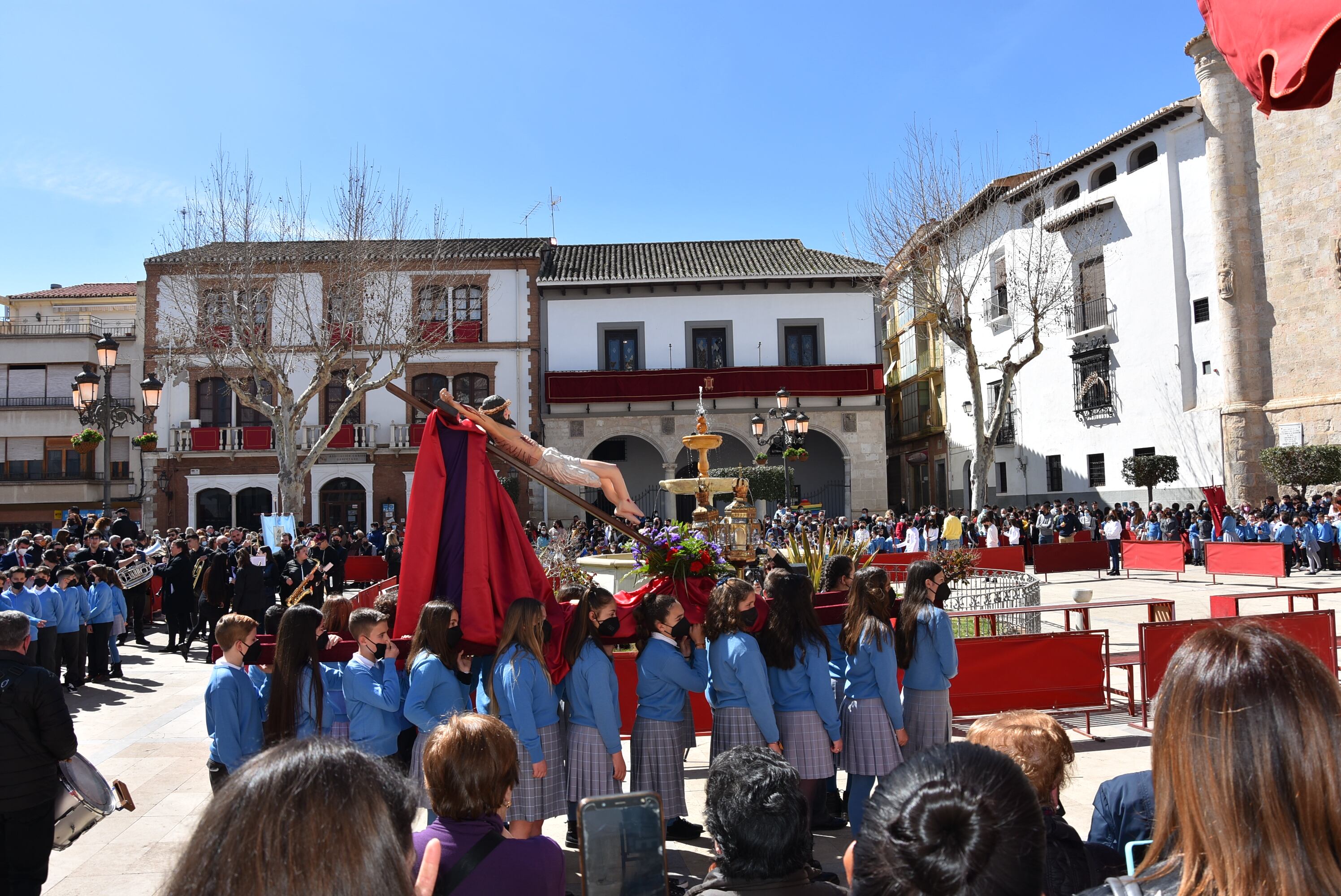 El cortejo del Vía Crucis del Colegio de la Presentación en la Plaza Mayor de Baza