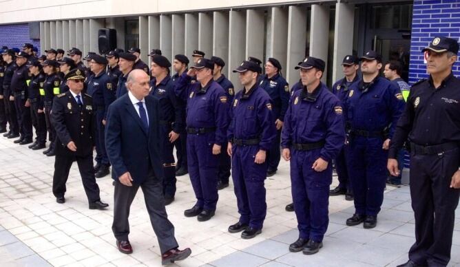 El ministre de l&#039;Interior passa revista als agents en la inaguració del nou complex policial de La Verneda, a Barcelona.