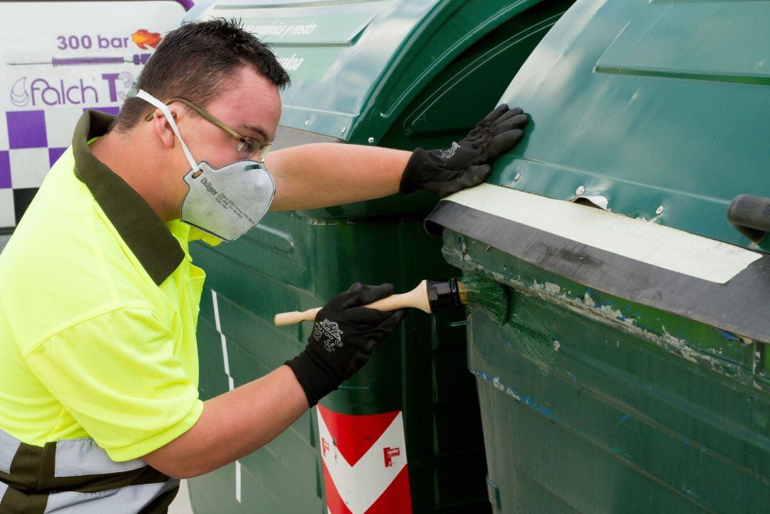 Foto de archivo de un trabajador con discapacidad