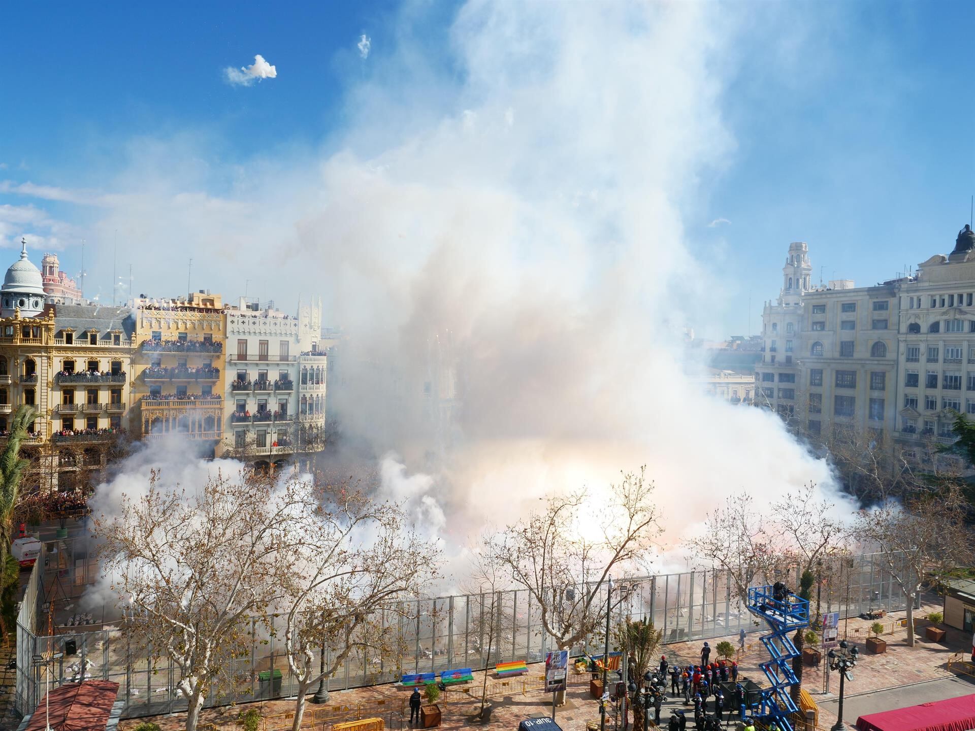 La &#039;mascletà&#039; de Gironina, la tercera de las Fallas 2024, retumba en una plaza del Ayuntamiento llena de público gracias a un diseño &quot;diferente&quot;