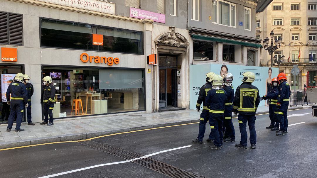 Se trata del edificio en la esquina de Calvo Sotelo con Isabel II, en el número 13 de esa calle, donde hay viviendas y establecimientos comerciales.