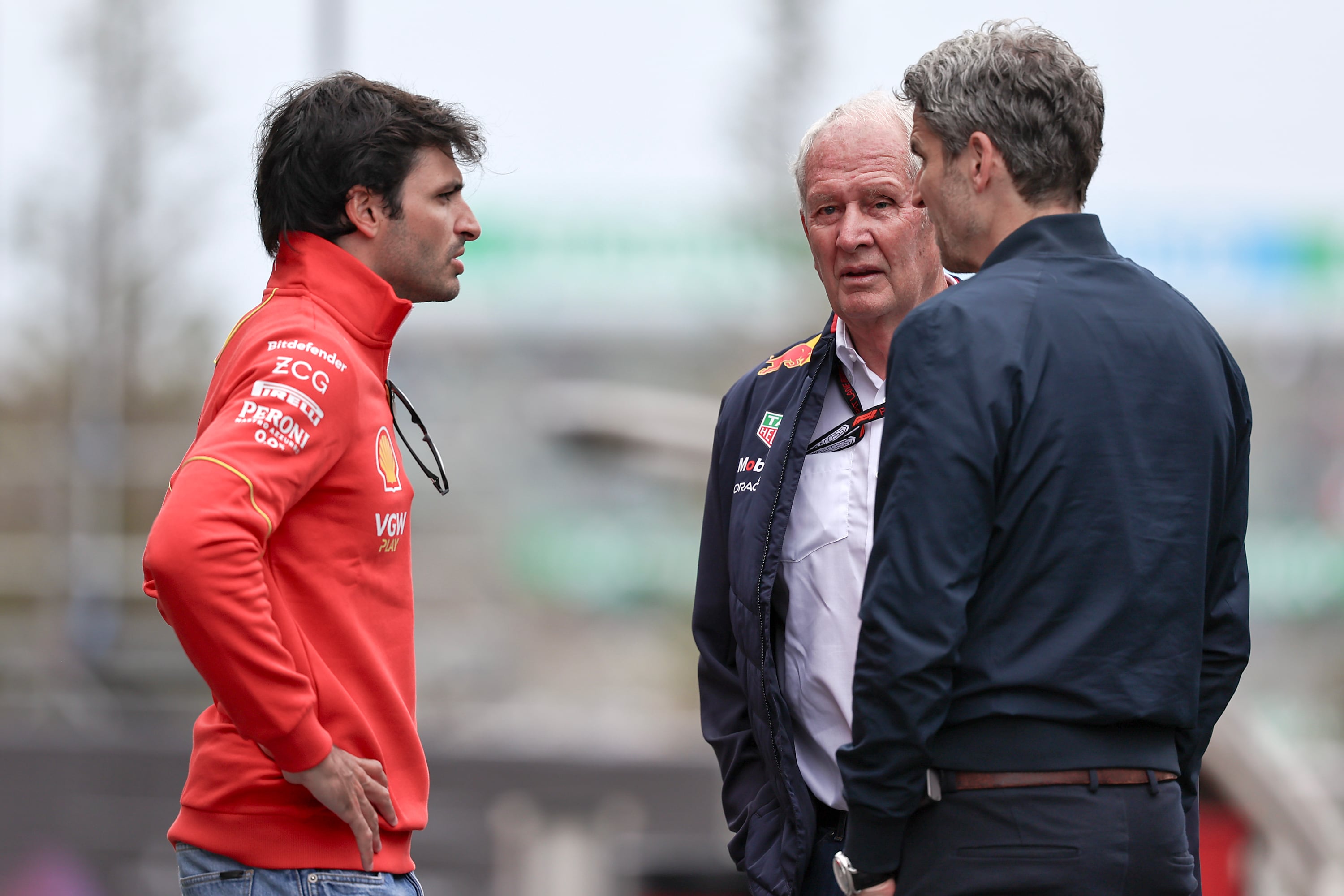 Conversación entre el piloto español Carlos Sainz y el asesor de Reb Bull Helmut Marko