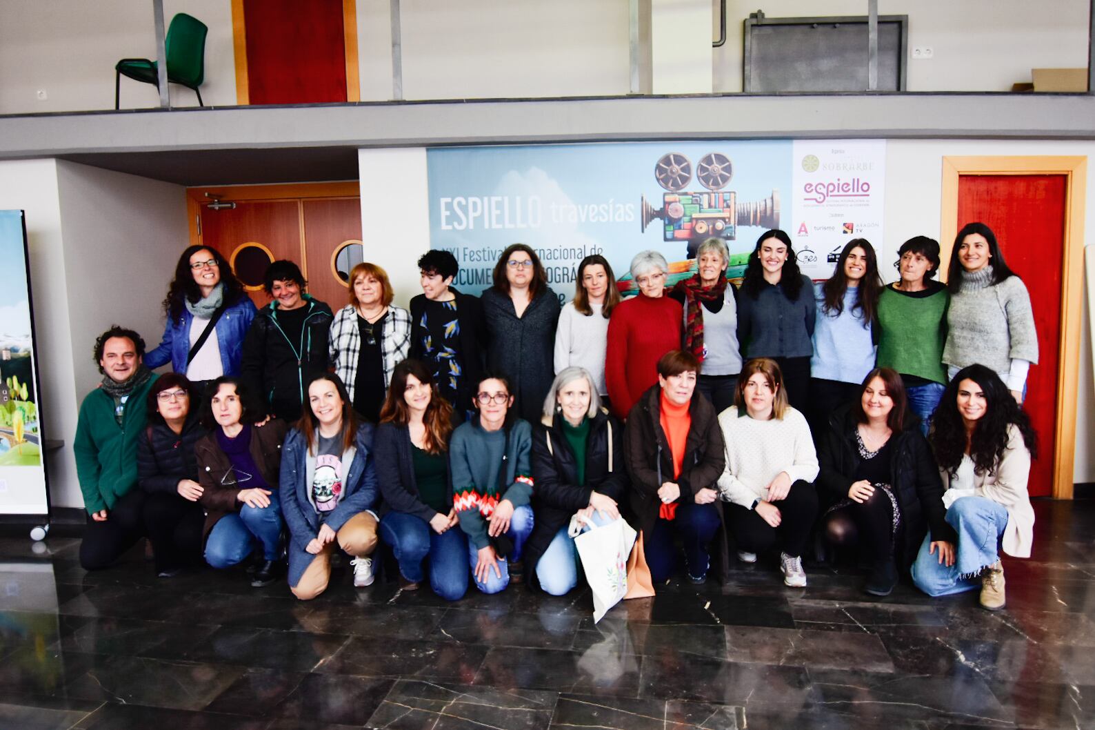 Foto de familia de Sara Sarrablo, directora del documental "Moviendo Montañas" con el equipo de ayuda a domicilio de la Comarca de Sobrarbe