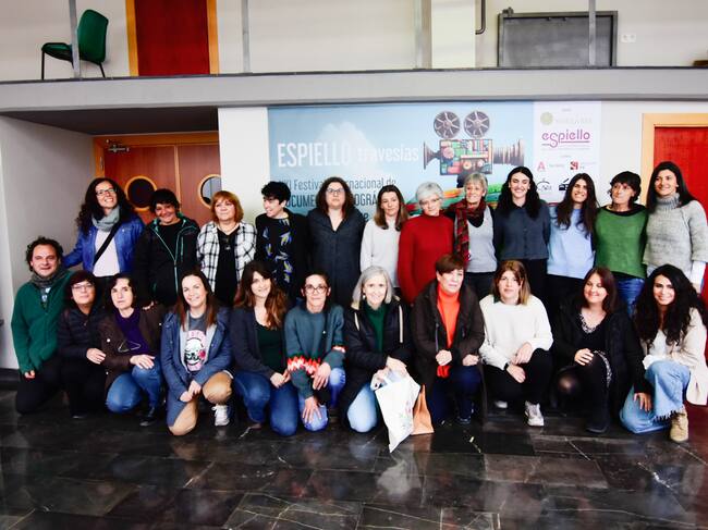 Foto de familia de Sara Sarrablo, directora del documental "Moviendo Montañas" con el equipo de ayuda a domicilio de la Comarca de Sobrarbe