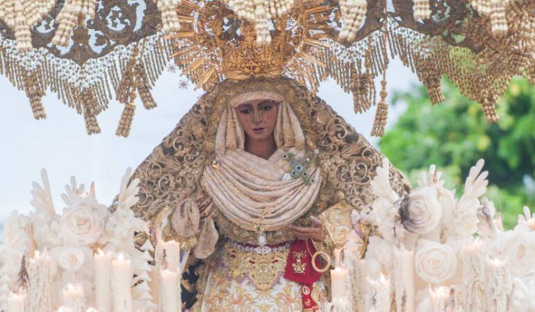 La Esperanza de Triana en su paso de palio en la mañana del Viernes Santo