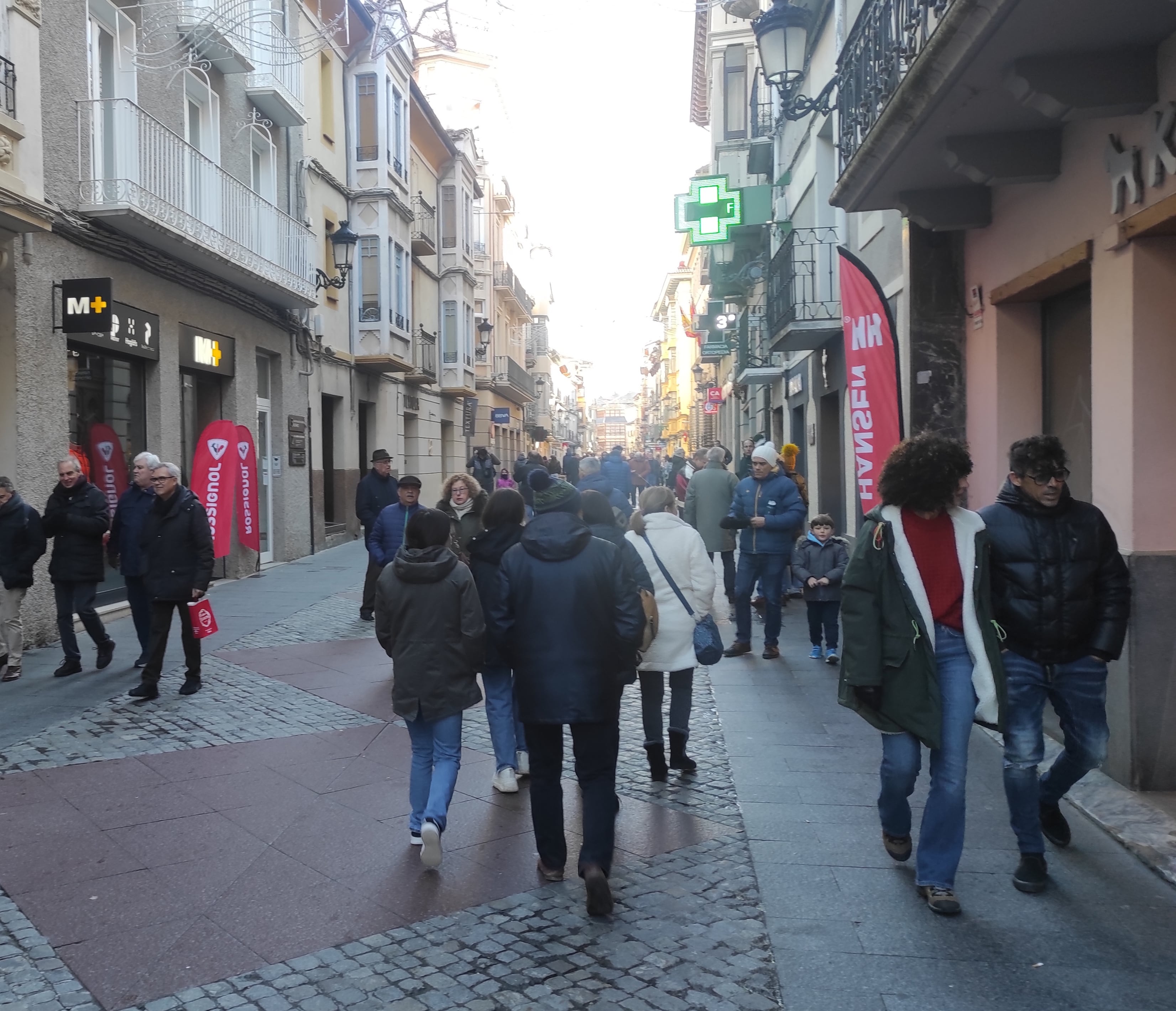 Visitantes y vecinoscaminan por la calle Mayor de Jaca