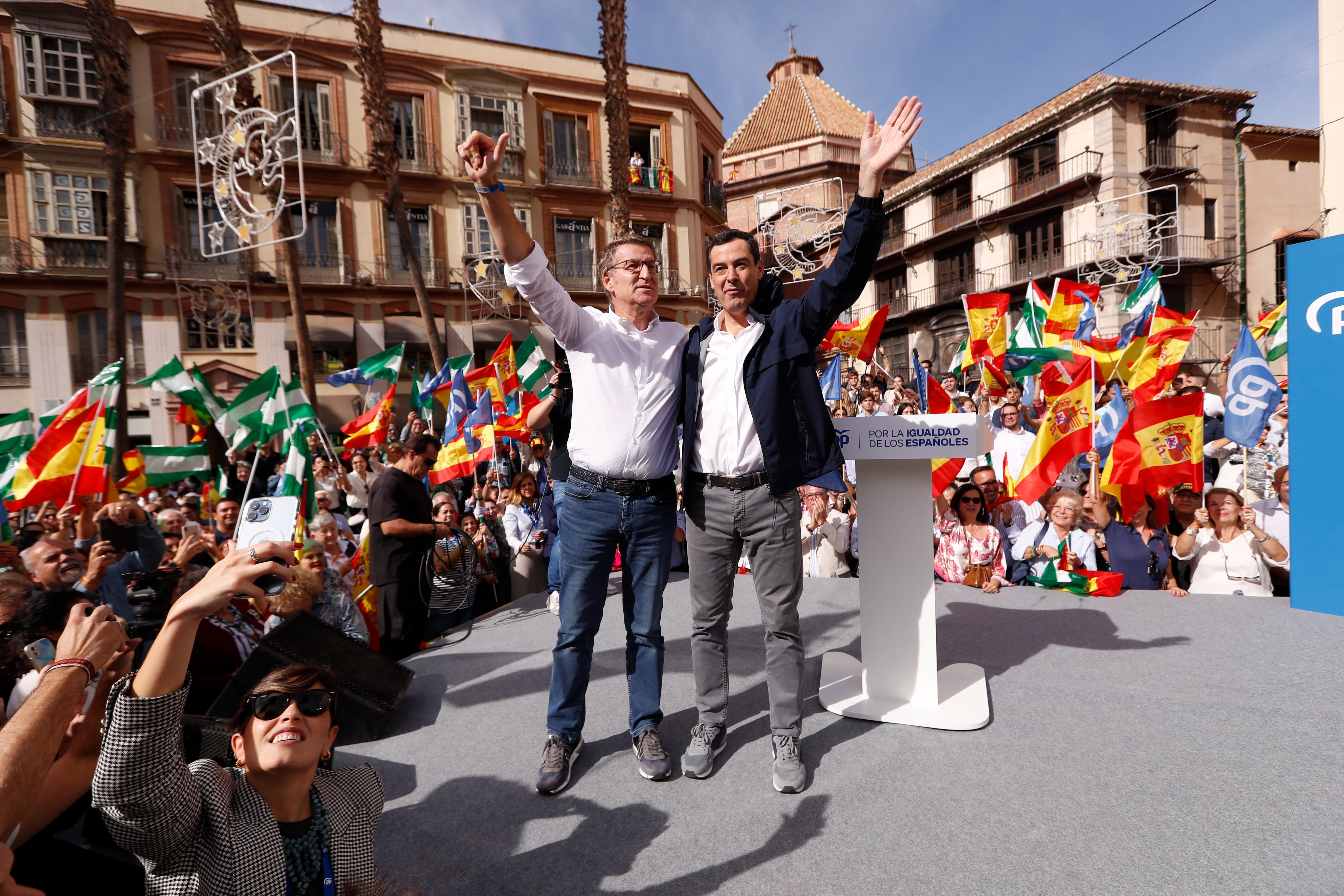 MÁLAGA 29/10/2023.- El PP vuelve a salir a la calle, esta vez en Málaga, para expresar su rechazo a la amnistía del procés y su defensa de la igualdad entre españoles con un acto de partido en el que participan el líder de la formación, Alberto Núñez Feijóo (i), y el presidente de la Junta de Andalucía, Juanma Moreno (d). EFE/ Jorge Zapata
