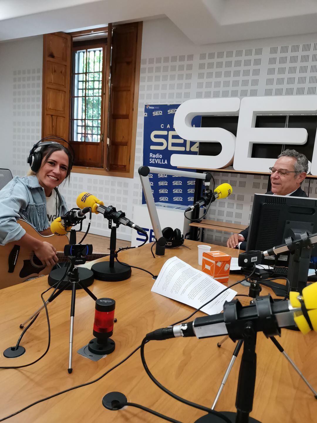 Rocío Ojuelos en el estudio de Radio Sevilla