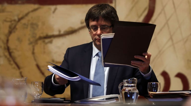 El presidente de la Generalitat, Carles Puigdemont, durante la reunión del Govern, habitual de cada martes, que coincide con la conferencia de presidentes autonómicos, a la que no asistirá el presidente catalán.