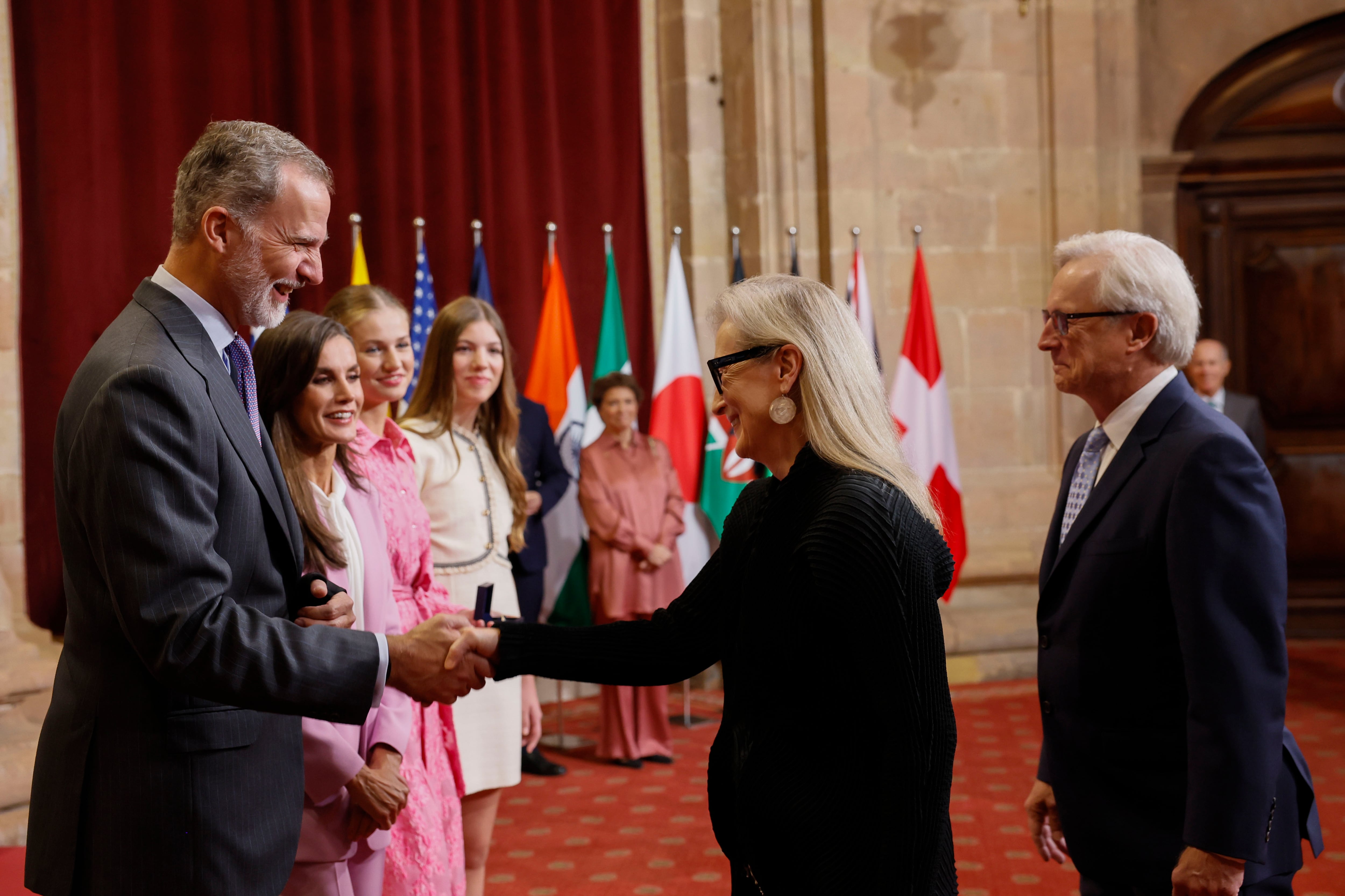 Los reyes Felipe y Letizia, la princesa de Asturias, Leonor, y la infanta Sofía reciben en audiencia a la actriz estadounidense Meryl Streep en el Hotel de la Reconquista de Oviedo.