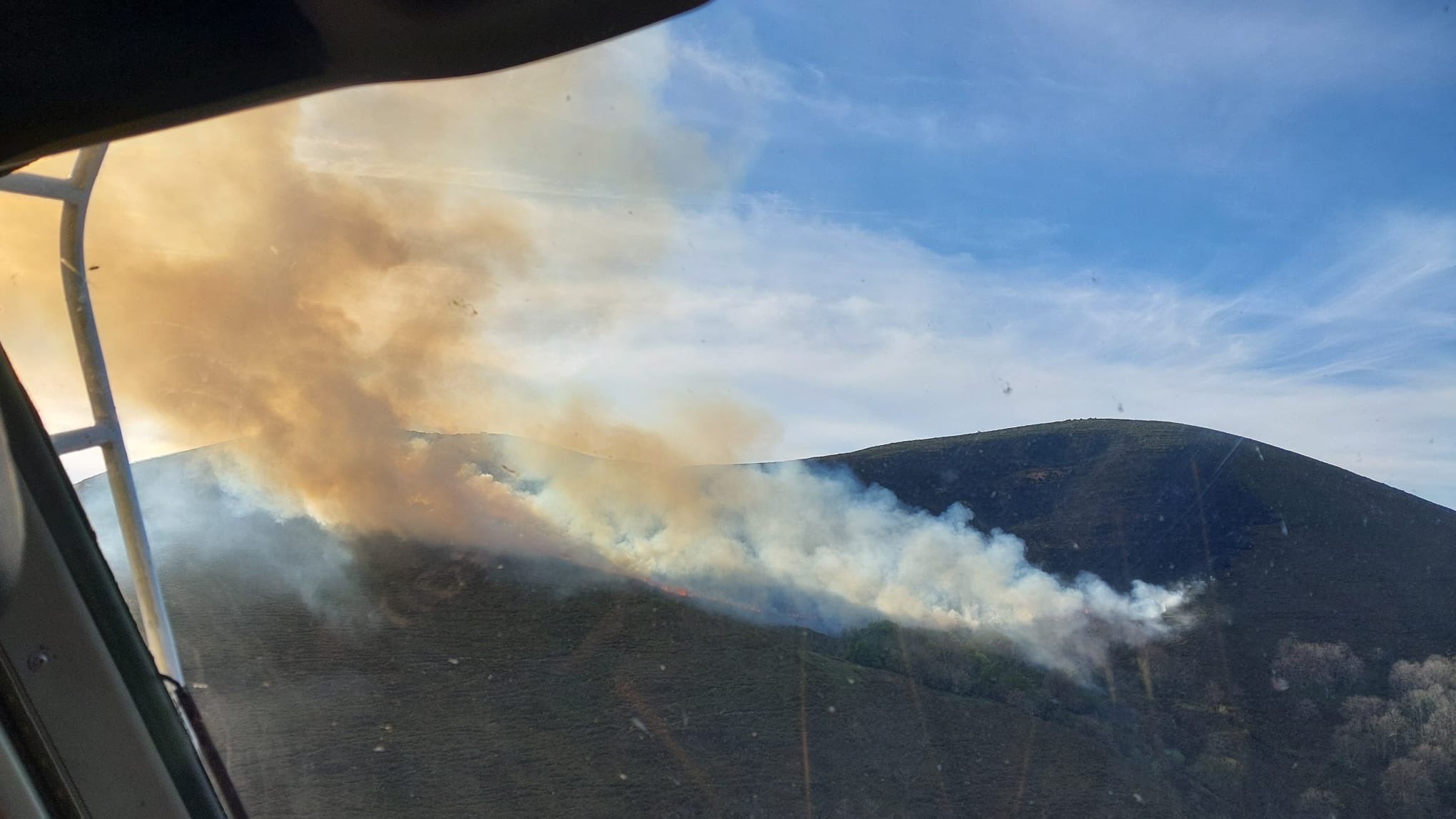 Imagen de uno de los incendios desde el helicóptero | Foto de archivo