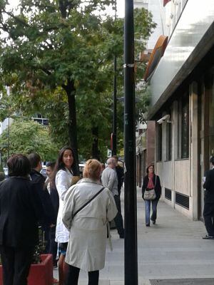 Cues a primera hora d'aquest matí davant l'ambaixada de residents catalans per votar a les eleccions catalanes de diumenge