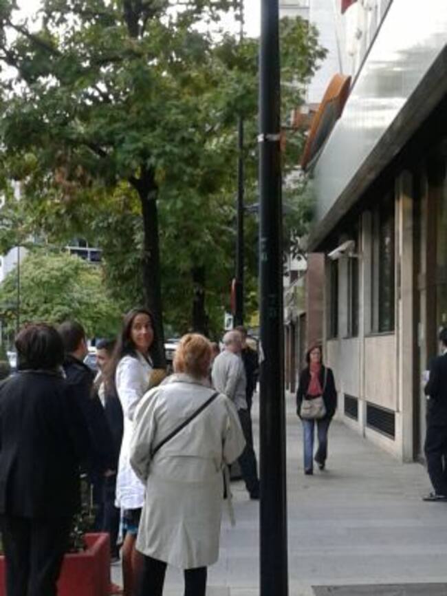 Cues a primera hora d'aquest matí davant l'ambaixada de residents catalans per votar a les eleccions catalanes de diumenge