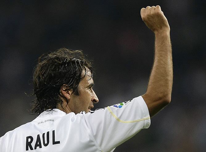 Raúl celebra un gol