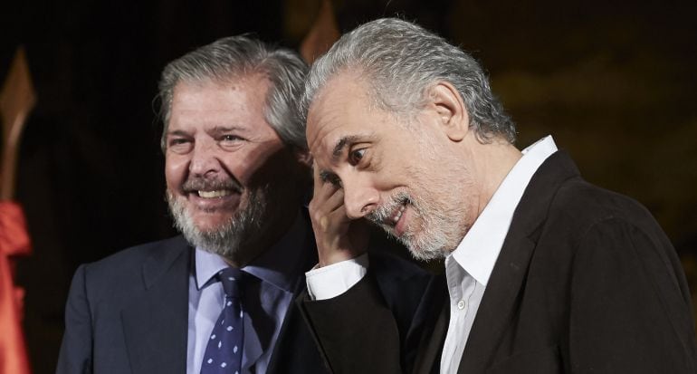 SAN SEBASTIAN, SPAIN - SEPTEMBER 19:  Spanish director Fernando Trueba (R) receives from Spanish culture minister Inigo Mendez de Vigo (L) the Cinematography Award 2015 at the San Telmo museum during 63rd San Sebastian Film Festival on September 19, 2015 