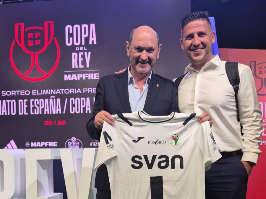 Rafael Louzán, presidente de la RFEF, recibe una camiseta de la UD Los Garres de mano de su directivo, Raúl Pérez.
