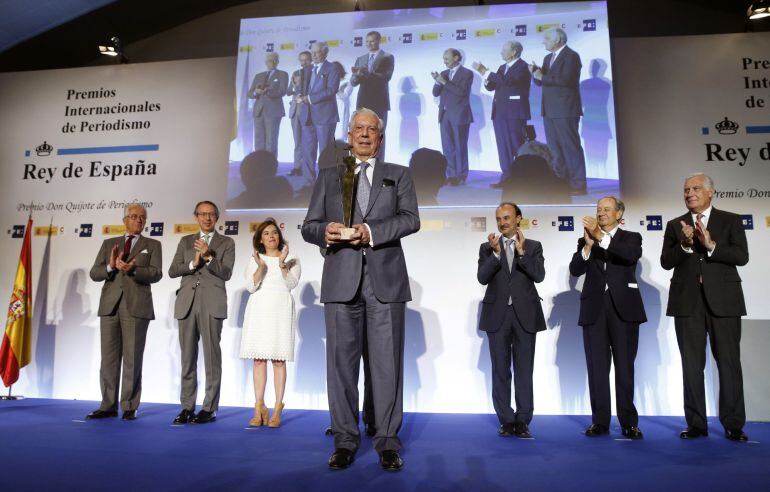 El escritor peruano Mario Vargas Llosa tras recibir el XII Premio Don Quijote de Periodismo, de manos del rey Felipe VI, durante la ceremonia de los XIII Premios Internacionales Rey de España de Periodismo, convocados anualmente por la Agencia EFE y la Ag