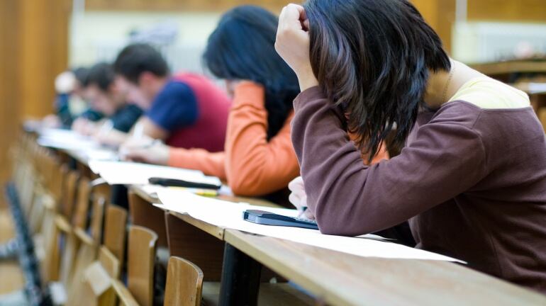 Imagen de un grupo de jóvenes realizando un examen.