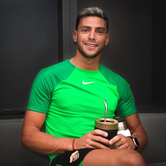 Lucas Boyé tomando mate antes de un entrenamiento