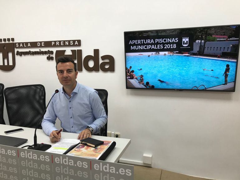 Fernando Gómez ha anunciado la apertura de las piscinas municipales de San Crispín