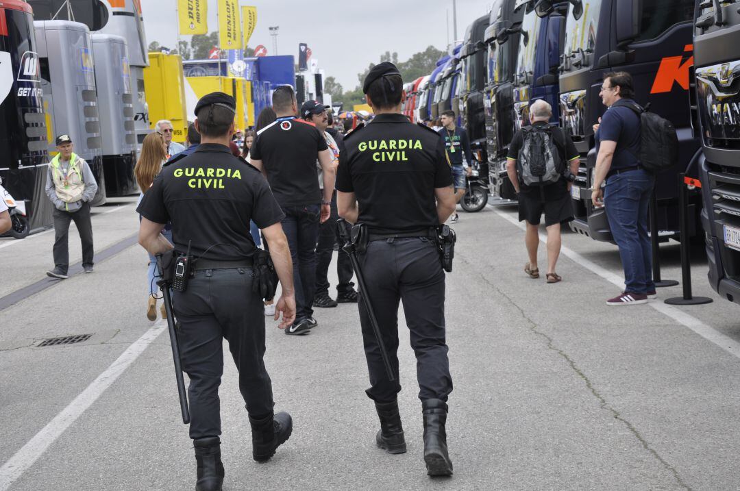 Agentes realizando labores de control y seguridad en el paddock del circuito / RJ